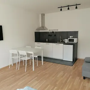 Brand New #21 With Free Secure Parking In The Center Apartment